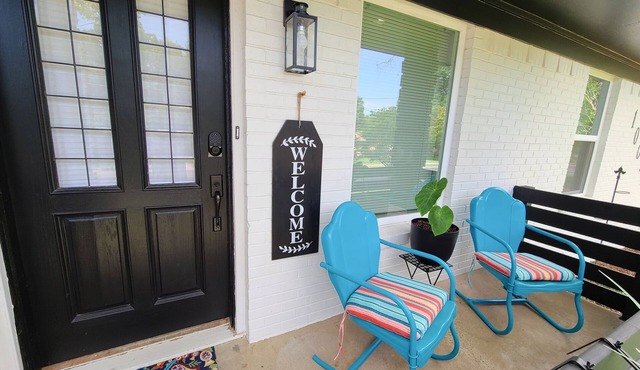 Stylish design,king bed, fast WiFi. Safe, tranquil, minutes from central Dallas.