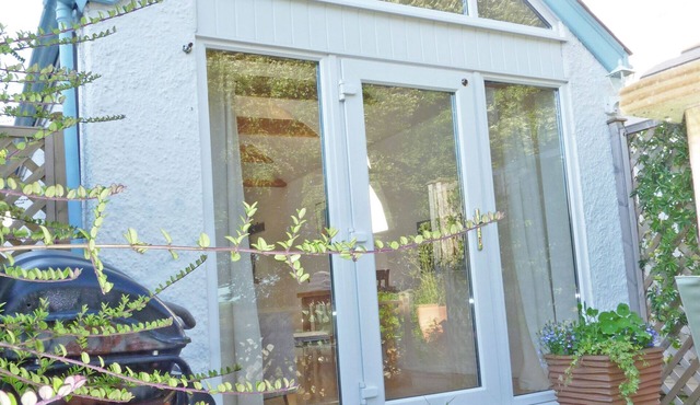 Stylish detached annexe in Kingsbridge, estuary walk to great pub/town & parking