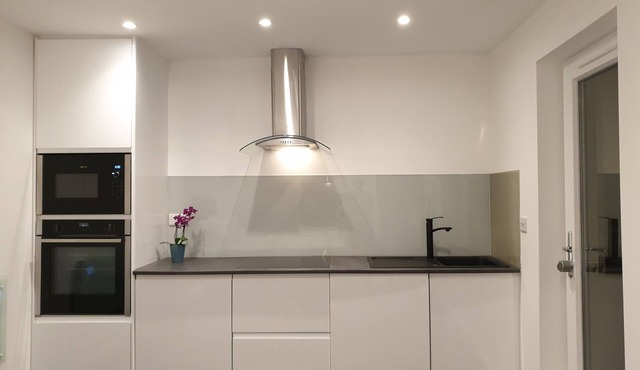 Stylish detached studio with a wet room, Satellite TV & other amenities 😀