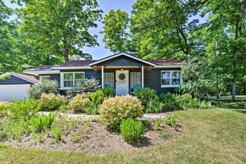 Stylish Dog-Friendly Bungalow Steps to Elk Lake