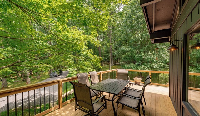 Stylish Dog Friendly Cabin Near Lake, Trails & Skiing