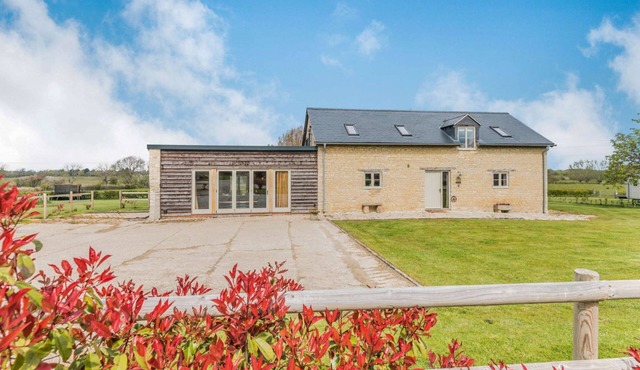 Stylish, dog friendly holiday home with a hot tub in the heart of the Cotswolds - The Stables