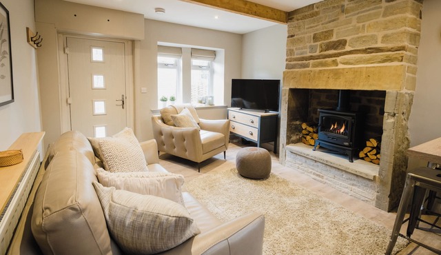 Stylish dog Friendly Cottage Near the Peak District and Holmfirth, Sleeps 3