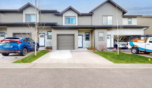 Stylish, dog-friendly retreat with grill & washer/dryer - near skiing & hiking