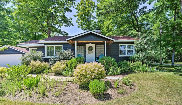 Stylish Dog-Friendly Bungalow: Steps to Elk Lake