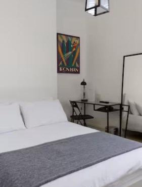 Stylish Double Room in City Centre - Shared Bathroom - Parking