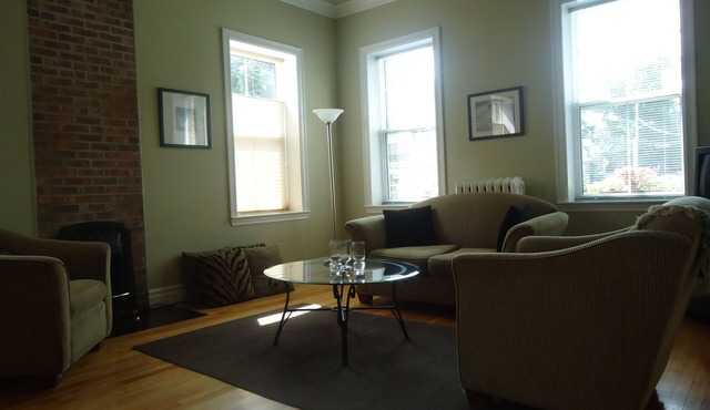 Stylish Downtown Historic District Suite Near Water Front & Convention Centre