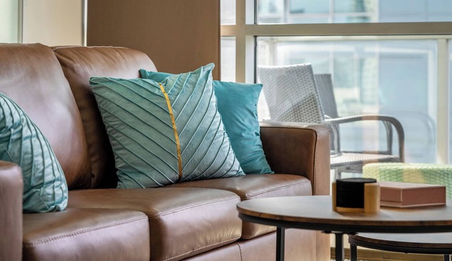 Stylish Downtown Calgary Condo – Walk to Dining, Shops & Entertainment!