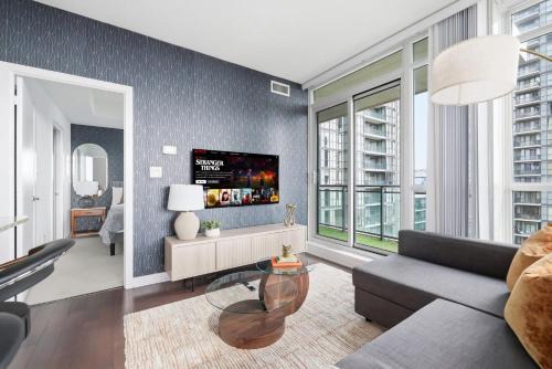 Stylish Downtown - Condo Sleeps 8 - YYZ Airport