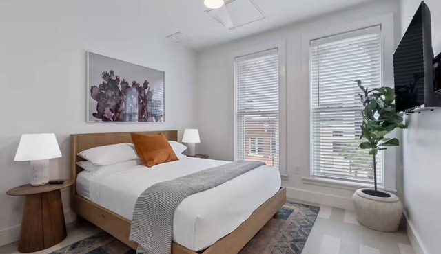 Stylish Downtown Escape Just Steps from River Walk – Prime Location & Comfort