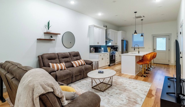 Stylish Downtown Getaway – Walk to Everything!
