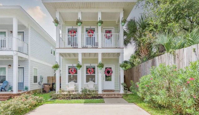 Stylish Downtown Home: steps away from all downtown hotspots