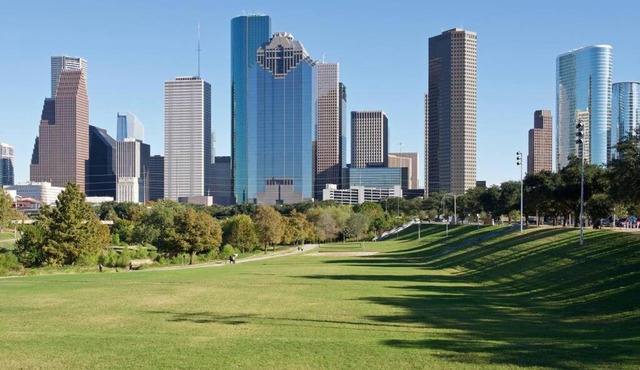 Stylish Downtown Houston Condo ~Pool~Gym