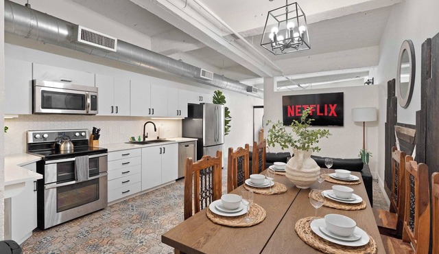 Stylish Downtown Loft above Gaslamp Sleeps 8!