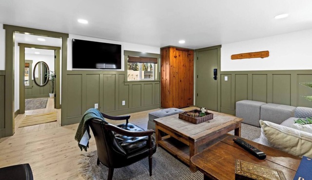 Stylish Downtown McCall Cottage