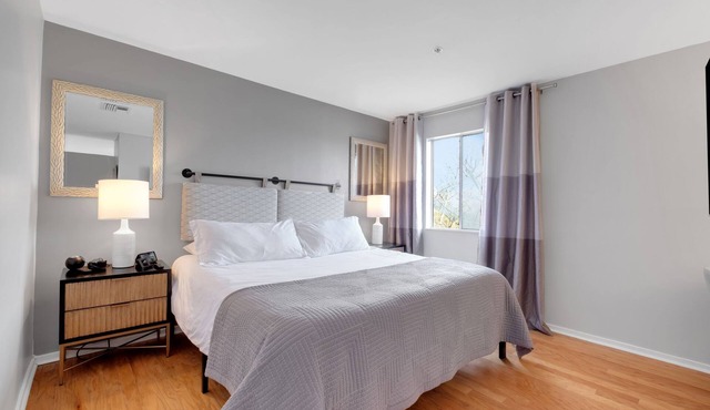 Stylish Downtown Nashville Condo ★ River Views ★ PARKING ★ Close to everything