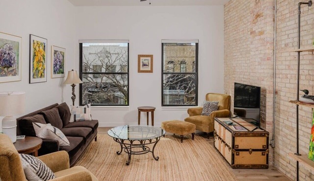 Stylish Downtown Neenah Flat - Walk to Everything!