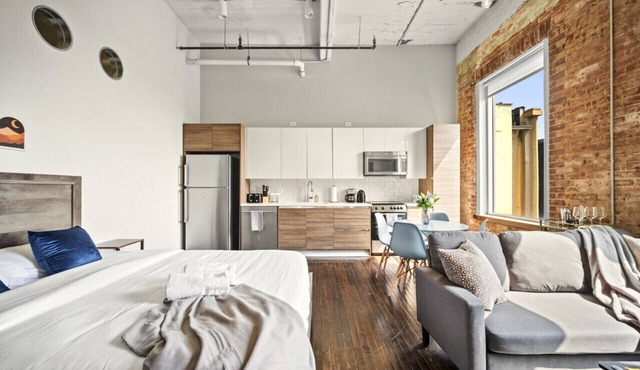 Stylish Downtown Stay | Pool, Gym, Valet Parking
