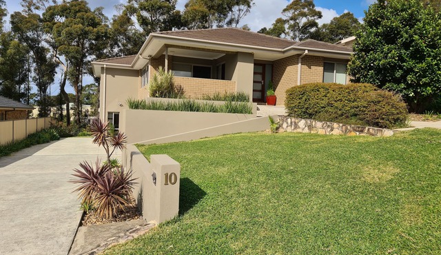 Stylish duplex/apartment in quiet family street just 500m from patrolled beach