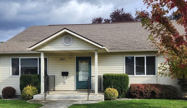 Stylish Duplex close to shops, dining, hospitals in charming Clarkston, WA