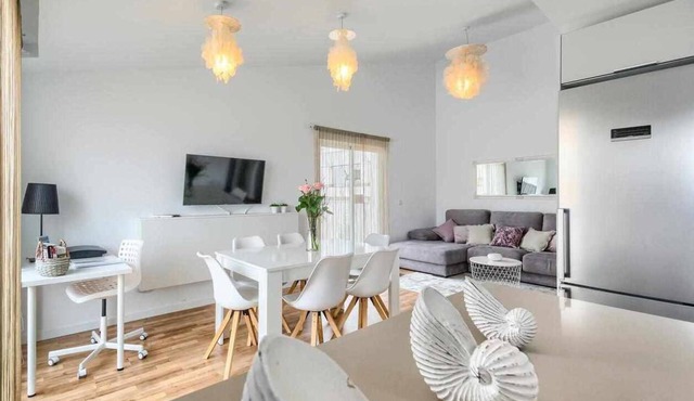 Stylish Duplex in old town, 6p, WiFi, A/A, Parking, bike station, pool, terrace