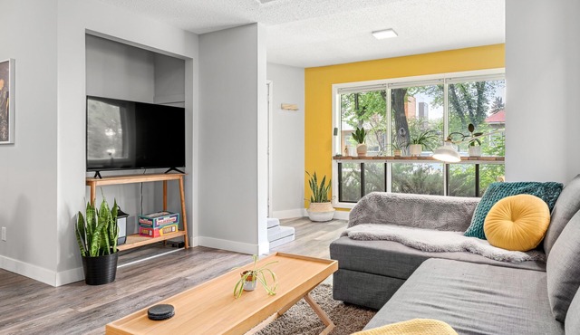 Stylish Duplex - Near DT. Self Check-In & Parking