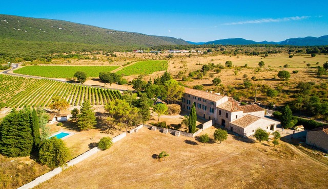 Stylish duplex on an award-winning vineyard; shared pool; close to the Cevennes
