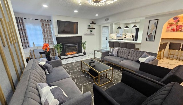 Stylish Duplex walkTO Lake Eola Orlando. Sleeps 8