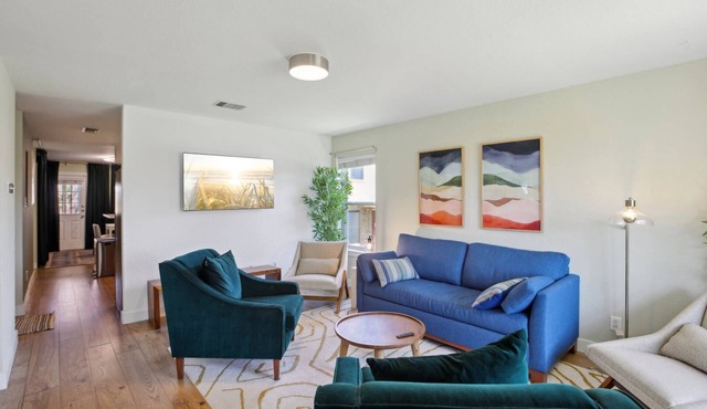 Stylish East Austin Home, Walk to Restaurants, Large Backyard with Screened-In Patio and BBQ