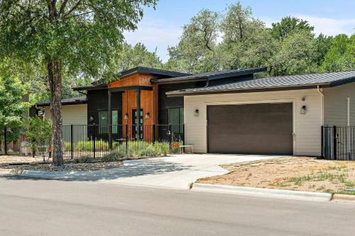Stylish East Austin Home - 2BR - BBQ - Near DT ATX