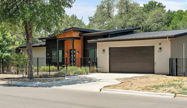 Stylish East Austin Home | 2BR | BBQ | Near DT ATX