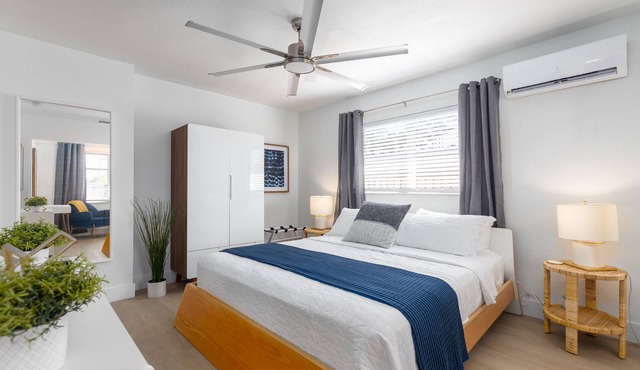 Stylish East Lauderdale Efficiency. 1 Mile to Beach! Comfy King Bed, Beach Gear