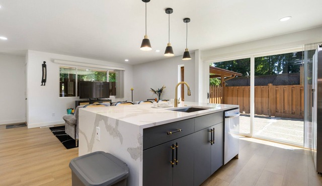 Stylish Eastside 3BR Family Home Prime Location