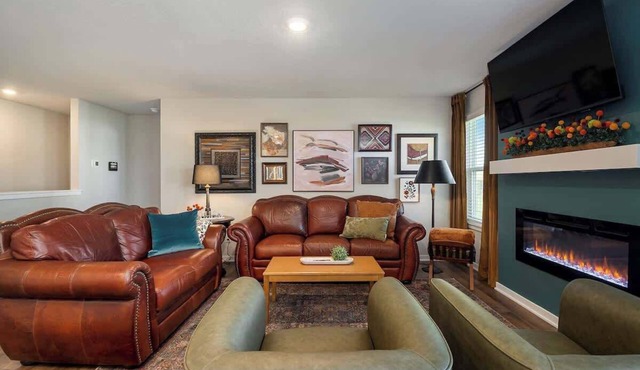 Stylish Eclectic Escape! 3 King Suites and Charm!