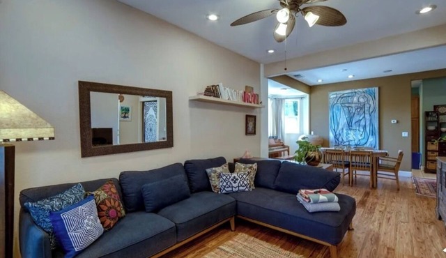 Stylish, Eclectic two bedroom Retreat Near Downtown & Redwood