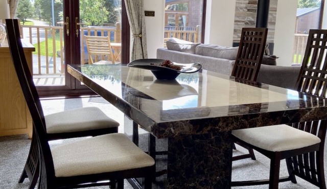 Stylish Eden Lodge - Hot Tub - Pet FriendlynSleeps 4 close to golf coursen