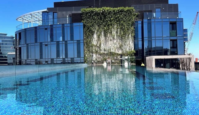 Stylish Edge Apartment Walk to Albert Park & Beach