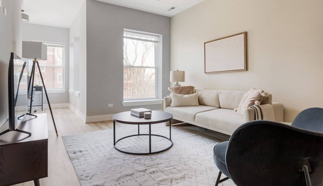 Stylish Edgewater 2BR nr Loyola & Red Line, by Blueground
