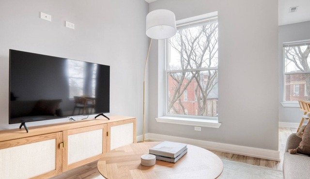Stylish Edgewater 3BR nr Loyola & Red Line, by Blueground