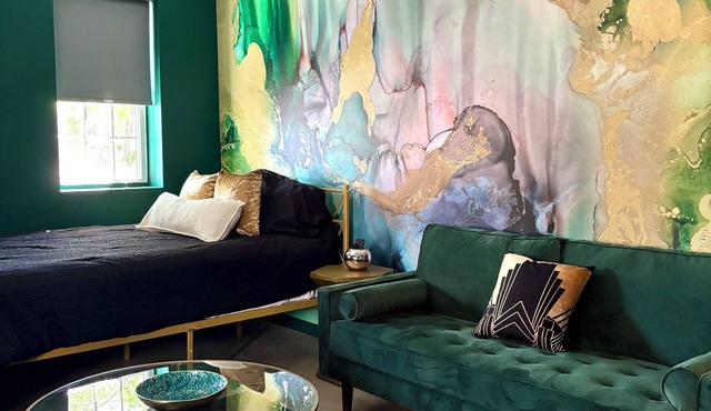 Stylish Emerald City Inspired Studio with Parking; Quiet Evanston Retreat