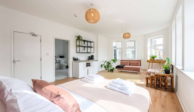 Stylish en-suite Boutique Apartment 8min to centre for 5