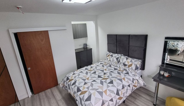 Stylish Ensuite With Kitchenette, Serviced apartments in St Albans