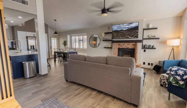 Stylish Escape/3BDRM & fireplace