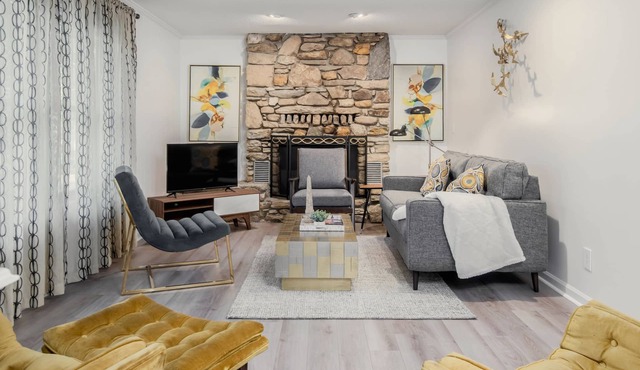 Stylish Escape: Cozy Cabin Near the Heart of Town