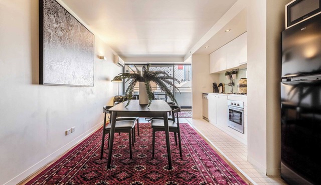 Stylish Escape Near Swinburne & Hawthorn Hotspots