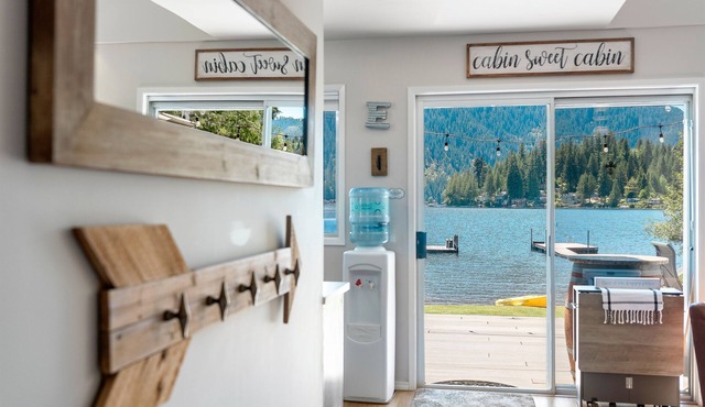 Stylish Escape on Stunning Lake Cavanaugh