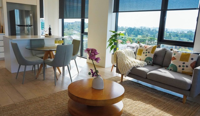 Stylish Escape – Views, Pool, Gym, Hotel Vibes. Walk to City