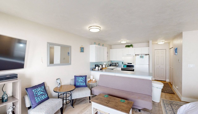 Stylish Escape W/Shared Pool, Direct Beach Access, Private Balcony & Ocean View