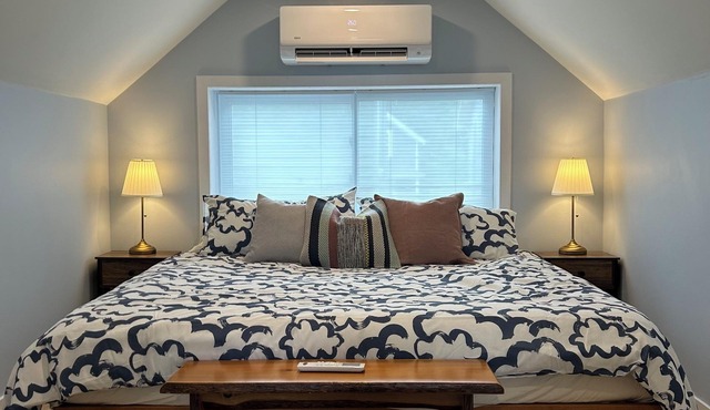 Stylish executive retreat - king bed, 1.5 baths, fast wifi, all new amenities!