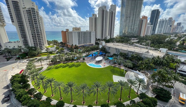 STYLISH FAMILY-SIZED 2 BEDROOM APARTMENT, OCEAN VIEW, BEACH ACROSS THE STREET!